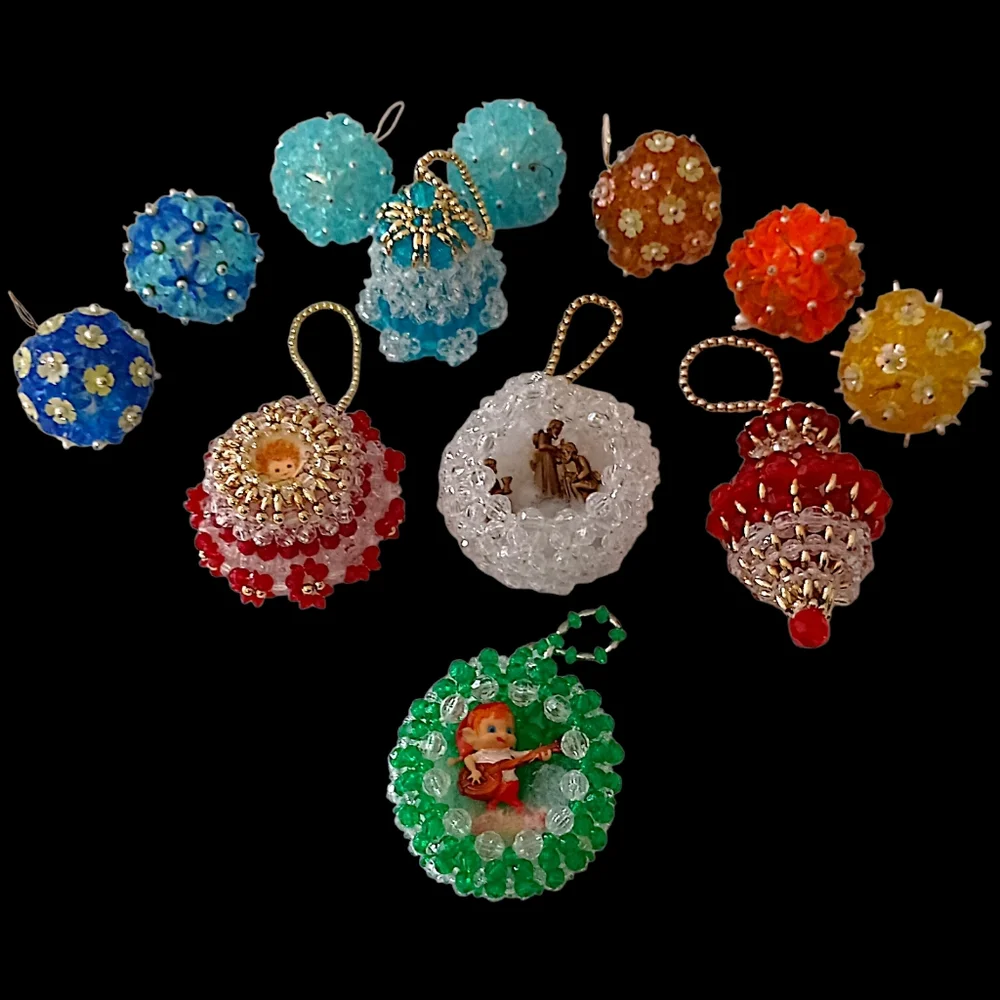 12 Vtg Acrylic Beaded Christmas Ornaments‎ Diorama With Figures Kitschy Pushpin